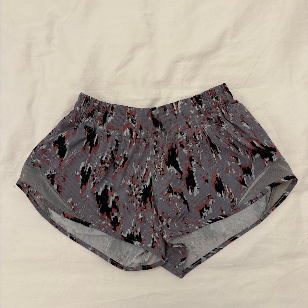 Lululemon hotty hot shorts in 2.5 inseam sz 4